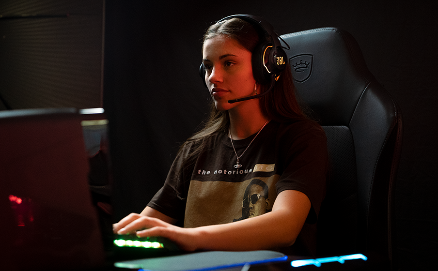 透過具有頭部追蹤增強功能的 JBL QuantumSPHERE 360™ 在 PC 上獲得專業的優勢