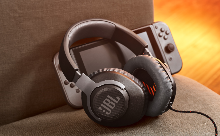 運用 JBL QuantumSOUND Signature 經典音效，讓您的遊戲體驗彷彿身歷其境般逼真