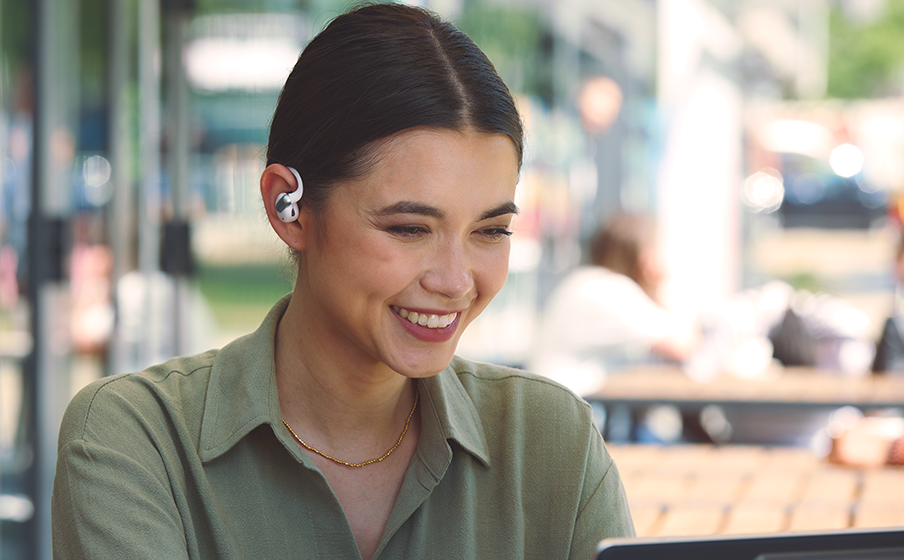 4 麥克風＋AI 降噪演算法 2.0，通話更清楚穩定。