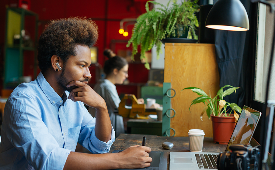 JBL 經典音效和 Personi-Fi 2.0