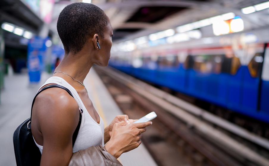 長達 40（8+32）小時的播放時間和無線充電