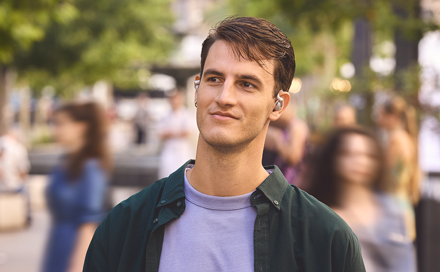 高解析音訊無線耳機，配備適應性低音增強功能