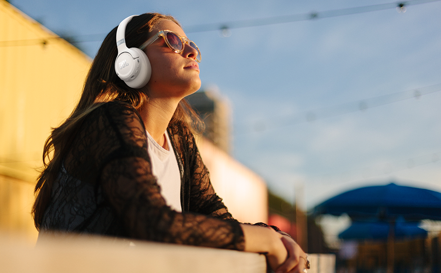 高解析度的 JBL Pure Bass 音效與空間音效
