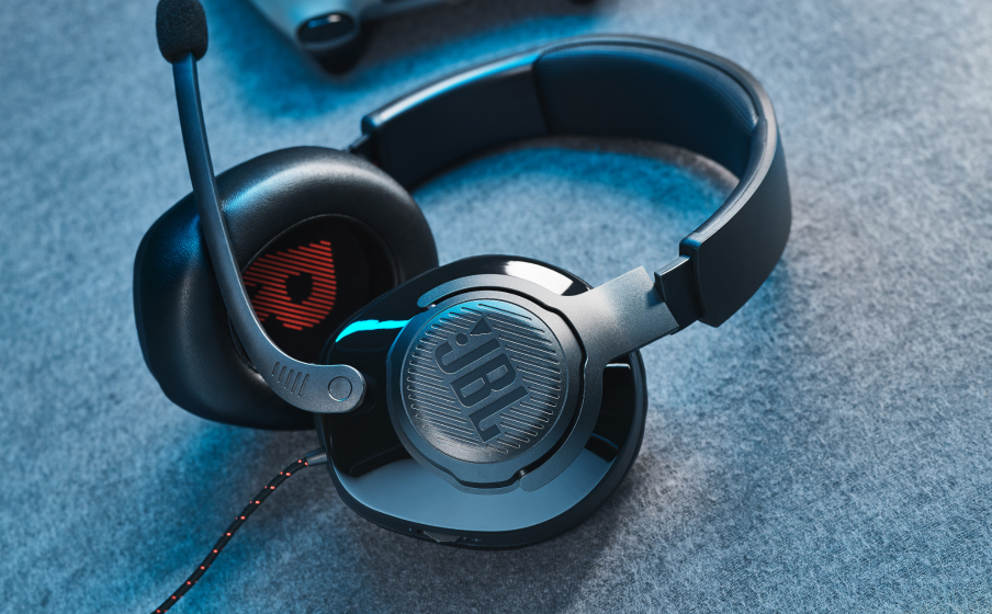 運用 JBL QuantumSOUND Signature 經典音效，讓您的遊戲體驗彷彿身歷其境般逼真