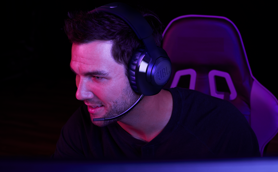 使用帶靜音功能的可拆式懸吊麥克風，讓您的聲音得以聽見（或靜音）